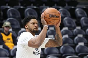 一名是掌控 一名是掌控